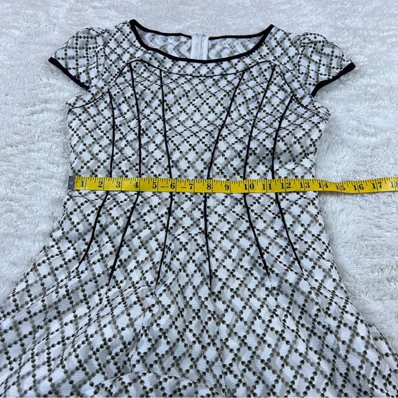 Ye . nice mesh overlay fit and flare dress, size small 155/80a - Picture 6 of 9